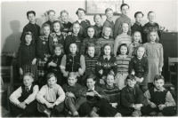 Skolfotografi Hjälmsta skola. Lärarinnan Edit Lindström fotograferas med klassen. Uppgift om fotoår saknas men troligen 1940-talet.