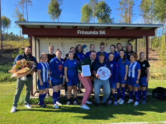 Årets Vallentunabo 2024 Leif ''Leffe'' Jansson tillsammans med Johan Skog, Magnus Isberg och Frösunda SK damlag.