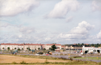 Vy från Skolvägen / Hjälmsta skola ner mot Vallentuna centrum. Till vänster ligger flerfamiljshusen längs Centralvägen, till höger bensinmacken och däremellan syns Tunahuset som stod klart 1973.