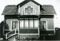 Villa Klippan på Banvägen i Vallentuna byggt 1908 med fastighetsbeteckning Rickeby 1:16. 1910 köptes huset av banmästare Henning Henningsson och hans hustru barnmorskan Berna, född Rundstedt. De gifte sig 1910, samma år föddes äldsta sonen Helge. På platsen finns sedan 1969 förskolan Videgården. 1960-tal?