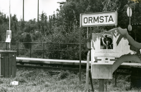 Valaffischer vid Ormsta station har blivit utsatta för skadegörelse. I förgrunden syns en sönderriven affisch från Sveriges kommunistiska parti (SKP).
•Fotografiet ingår i bildserien ”Vardagsliv i Vallentuna kommun” av Rachael Gough-Azmier & Gunilla Blomé, Haga Studios HB.