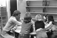 Vallentuna Schackklubb anordnar turnering för barn på Vallentuna bibliotek.
•Fotografiet ingår i bildserien ”Vardagsliv i Vallentuna kommun” av Rachael Gough-Azmier & Gunilla Blomé, Haga Studios HB.
