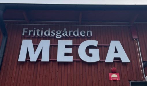 MEGAs skylt utanför verksamhetens byggnad