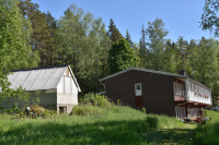 Modern bebyggelse vid Gröndal där torpstugan tidigare låg ungefär vid växthuset. Torpet Gröndal, som låg vid Ubbysjön eller Pyttsjön som den också kallas, var på 7 hektar och med 3 dagsverken till Lingsbergs gård. Torpet är först omnämnt 1861 i Vallentuna kyrkoarkiv AI:19 men innan dess fanns torpet Pytt som är omnämnt första gången 1799 
i Vallentuna kyrkoarkiv AI:7. Förmodligen är det förklaringen till namnet Pyttsjön,