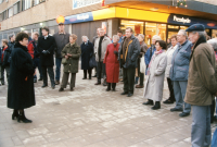 Upprustningen av Banvägen i centrala Vallentuna med start i november 1999 och nyinvigning den 8 december 2000. Kommunalrådet Birgitta Almlöf klipper bandet och håller tal.