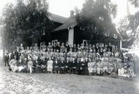 Andre prästen från höger i första raden är Sven Vängby, kyrkoherde i Vallentuna församling 1928-1963. Ovanför Vängby i rad 3 kvinnan med mittbena som böjer ner huvudet är Margareta "Lillan" Thomsson. Övriga okända.