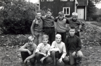 Fotbollslag i Markim-Orkesta folkskola, klass 4, 5 och 6, framför lärar- och kantorbostad. Övre raden från vänster: Bengt Bylund, Arne Eriksson, Krister Lundkvist, Lennart Holm. Nedre raden från vänster: Hans-Göran Edbom, Sten-Ove Karlsson, Örjan Almgren, Jan Lundkvist. Läsåret 1958-1959.