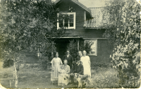 Familjefoto vid Åsättra gård, Stångberga, Brottby