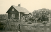 Kråktorp ligger utmed vägen mellan Lindholmens gård och Vada, strax öster om Södertorp.