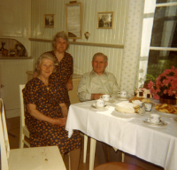 Syskonen Bergqvist, från vänster Rosa, Maria "Mia" (stående) och Hugo i ”nya” stugan på gården i Gunby. Stugan byggdes på 1930-talet.
Rosa född 1905 och Hugo född 1900, bodde kvar i föräldrahemmet i Gunby, Össeby-Garn. De bodde länge utan telefon och elektricitet. Först strax före Hugos 100-årsdag flyttade syskonen till Väsbygården, där de båda avled 2001. Se även dokumentärfilmen "Hugo och Rosa" där filmaren Bengt Jägerskog följt syskonparet under tio år.