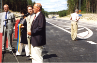 Landshövding Ulf Adelsohn invigningstalar när Arningeleden invigs i juni 1999. Arningeleden byggdes efter många och långa diskussioner och stridigheter för att minska biltrafiken genom Täby kyrkby och öka tillgängligheten för transporter till Vallentuna. Vägen drogs fram i naturmark och några gamla fastigheter med uppvuxna trädgårdar fick rivas, bland annat Kristineberg vid Fågelsångsvägen.