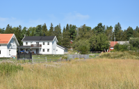 Område med ny bebyggelse vid Stortorp. Stortorp omfattade 18 hektar och hörde till Lingsbergs gård. På 1920-talet var torpet
bebott av en man som körde till Stockholm och sålde kött på torget. Torpet är först omnämnt 1653 i Mantalslängd över Vallentuna socken 1653.