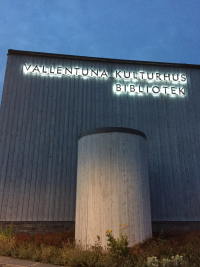 Vallentuna Kulturhus och bibliotek, sett från Skördevägen. Skylt på fasaden. Vallentuna Kulturhus och bibliotek ligger vid Allévägen, mitt i Vallentuna centrum. Huset invigdes hösten 2012 och de ljusa, rymliga lokalerna på drygt 2000 kvadratmeter rymmer ett stort och modernt bibliotek, utställningshallar, kreativ verkstad, café och flera scener. Här bedrivs verksamhet av främst kulturförvaltningen och fritidsförvaltningen, men också av föreningsliv, studieförbund och andra aktörer. Huset är ritat av Lars Gauffin på Nyréns arkitektkontor. Stockholms läns hembygdsförbunds nybyggnadspris tilldelades Vallentuna Kulturhus 2013. Library Ranking Europe (LRE) har gett Vallentuna bibliotek fem stjärnor av sex möjliga, med omdömet "excellent" åren 2017 och 2018. 