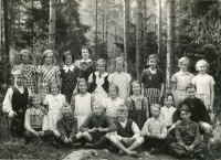 Skolfotografi Hjälmsta skola. Lärarinnan Edit Lindström fotograferas med klassen. Uppgift om fotoår saknas men troligen ca 1930.