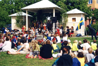 Sveriges nationaldag och svenska flaggans dag firas den 6 juni 2000 med underhållning i Kommunalhusparken.