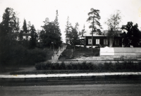 Odlingar i slänt nedanför huset. Växthus och varmbäddar för storskalig odling. Handelsträdgård? Bild från Markim med anknytning till familjen Holm. Okänd plats.

EFTERLYSNING! Hör av dig till bildarkivet om du har information om bilden.