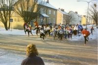 Nyårsloppet anordnades i centrala Vallentuna på nyårsafton 1996. Startfältet kommer rusande på Allévägen över Mörbyvägen i riktning mot centrum. Till vänster syns det gamla polishuset som revs 2021 för att lämna plats åt ett nytt hus med studentbostäder.