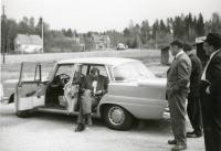 Möte vid vägkanten på Åbyholmsvägen.  Till vänster står Bertil Tillborg i ljus kostym och Gustav Nilsson mörk kostym . Övriga okända.