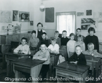 Lärarinnan Ingrid Lindell tillsammans med skolbarnen i klassrummet i Angarns skola vårterminen 1962. 