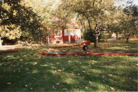 Äppellundens sommarcafé och minigolf låg på Mörbyvägen 5. Bostadshuset byggdes 1926 av Bertha och Henning Andersson och kallades Olofshov. Sedan kommunen köpt marken hade bland annat Moderaterna lokaler i huset. Trädgården kallades den sista tiden för Äppellunden. Här fanns ett litet sommarcafé som serverade enklare lunch och kaffe under trädgårdens äppelträd. Bostadshuset revs i april 2000 efter stora stridigheter om områdets utbyggnad.