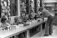 Vallentuna Schackklubb anordnar turnering för barn på Vallentuna bibliotek.
•Fotografiet ingår i bildserien ”Vardagsliv i Vallentuna kommun” av Rachael Gough-Azmier & Gunilla Blomé, Haga Studios HB.
