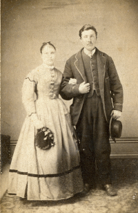 Johanna Östervall (född Berg 1837) och Johan Östervall (1837-1881) bodde på Wäsby gård fram till 1881. Uppgift om fotoår saknas men kan eventuellt vara vid giftermålet 1872-06-30.  1877 var paret skrivna på Wäsby gård med ägaren Anders Östervall d.ä. och hade tre söner,  Fritz Johan 1874, Johan Birger 1875 och Carl Johan 1877. Nämndeman Johan Östervall levde till 1881-12-11 då han avled i lunginflammation. Ett år senare flyttade Johanna och sönerna till Rickeby gård i Vallentuna socken (källa Riksarkivet). Släkten Östervall var de sista brukarna av Rickeby gård. Marken köptes av AB Billiga tomter omkring år 1910.