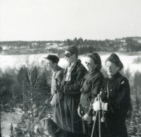 Från vänster Fridolf Thomsson, Ulf Lindström, Margareta Thomsson (född Lindström) och Edit Lindström på skidtur med hunden Pan. Familjen Lindström bodde i villa Marieborg i centrala Vallentuna. Edit var lärarinna i Hjälmsta skola.