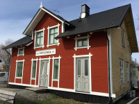 Frösunda stationshus byggdes 1885. Här har fasaden mot perrongen återställts till sitt ursprung med rödfärg. Arbetet drivs av Frösunda Hembygdsförening som äger stationshuset.