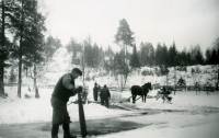 Isupptagning på Långsjön. Isidor Bergqvist från Gunby sågar. Troligen är det bröderna Simon och Hugo Bergqvist som är med och syns i bakgrunden. Hästen heter Putte.