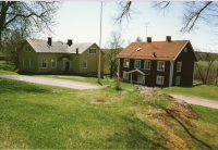 Össeby-Garns gamla kyrkskola, numera skolmuseum samt församlingshemmet t h i Lilla Garns kyrkby.