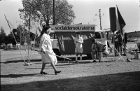 Socialdemokraternas valmöte "lunchmöte" med musik och sång utanför Pressbyrån på Tuna torg 1973.
•Fotografiet ingår i bildserien ”Vardagsliv i Vallentuna kommun” av Rachael Gough-Azmier & Gunilla Blomé, Haga Studios HB.
