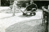 Seth Axén med sonen Åke (född 1946) på uteserveringen vid Angarns café. Begsättra i Angarn med café och Shell bensinstation drevs av Seth Abel Axén (levde 1899-1986) tillsammans med hustrun Ruth (1904-2003) samt systern Olga Axén (död 1951). Seth började med en kiosk på 1930-talet. 1947 byggdes fastigheten om.