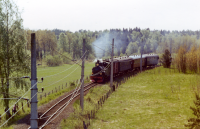 Tåg på Roslagsbanan fotograferat från viadukten Lindholmsvägen.