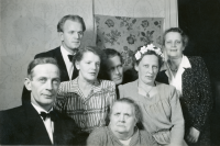 Familjen Lindström i villa Marieborg i centrala Vallentuna. Från vänster längst fram Sten och Edla. Andra raden Edit och Margareta "Lillan". Bakre raden Arne, Jerker och Berta.