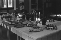 Förskolan Kantarellen invigs (?) med festligheter, musik och tårta. 
•Fotografiet ingår i bildserien ”Vardagsliv i Vallentuna kommun” av Rachael Gough-Azmier & Gunilla Blomé, Haga Studios HB.