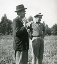 Auktion på 1950-talet i Solsta, Frösunda. Från vänster Hjalmar Pettersson och auktionsförrättare Sven Wahlström.