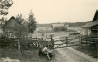 Kråktorp ligger utmed vägen mellan Lindholmens gård och Vada, strax öster om Södertorp.