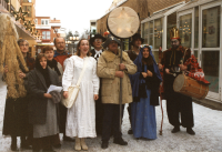 Ensemblen, som står för julspelet i Vallentunasalen 1995, poserar utanför entrén till Vallentuna bibliotek i Tärningen.