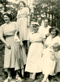 Medlemmar i Vallentuna Hembygdskör. Från vänster, Anna Bergström, Edit Lindström, Olga Jansson iklädd sångarmössa, okänd, Harry Skogberg och Margareta "Lillan" Thomsson med dottern Kristina "Kia".