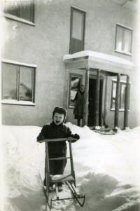 Lennart Holm född 1948 på sparkstötting framför Solbacken, Markim. Evert Holm började bygga Solbacken ca 1940 och byggde ut vartefter han hade råd.