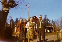 Agnes Wallén, Elsa Holm och Greta Bergman vid Enebo som är granne med Solbacka i Markim. Påsken 1971.