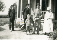 Familjen Holm i Markim. Från vänster,
Evert född 1903, Birger 1901, lillpojken Gerhard 1918 och föräldrarna Viktor och Emma.

Fotografi från familjen Holm.