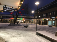 Vintermorgon på Tuna torg med julbelysning. 