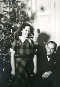 Jul hos familjen Lindström i villa Marieborg i centrala Vallentuna. Margareta "Lillan" Lindström och Fridolf Thomsson framför julgranen.