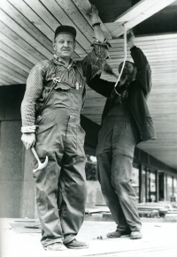 Fritjof Bosander och Leif Pettersson arbetar med bygget av Tunahuset. Båda är från Norrtälje.
•Fotografiet ingår i bildserien ”Vardagsliv i Vallentuna kommun” av Rachael Gough-Azmier & Gunilla Blomé, Haga Studios HB.