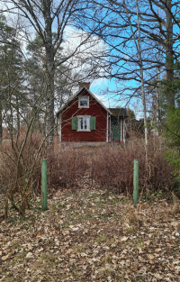 Torp mellan Stenvallavägen och 
Lillgårdsvägen i centrala Vallentuna. Vy från Stenvallavägen.