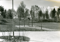 Klätterställning på Ormstaskolans skolgård.
•Fotografiet ingår i bildserien ”Vardagsliv i Vallentuna kommun” av Rachael Gough-Azmier & Gunilla Blomé, Haga Studios HB.
