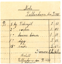 Handskriven nota / kvitto från E Halvarssons speceriaffär i Olsborg, Vallentuna. 5 kg vetemjöl 2,50, 2 kg socker 1,80, 1 kg bruna bönor 0,80, 1 kg ägg 3,00, 1,5 kg smör 5,10, Betalt kronor 12,60.
Erik Halvarsson öppnade en speceriaffär i trekanten mellan Skolvägen "Fattistubacken" och Olsborgsvägen. I detta hus låg affären från sekelskiftet och till slutet av 1920. Den överläts senare till Konsumtionsföreningen och blev den första Konsumaffären i Vallentuna.