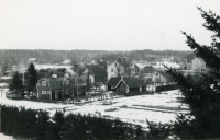 Utsikt från villa Marieborg i centrala Vallentuna på vintern med snötäcke. Utsikt mot centrum med Hjälmsta skola längst uppe till höger. Det höga vita huset mitt i bild är Tibells affär. Till höger syns en gavel på bostadshus vid Centralvägen med Bertas kondis.