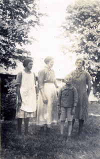 Saxta gård. Ada, Signe, Elsa Andersson (senare Holm). Fotoår ca 1930-1935.